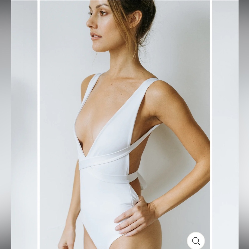 NWT Londre The Minimalist One Piece Multiway Swimsuit - Flat White